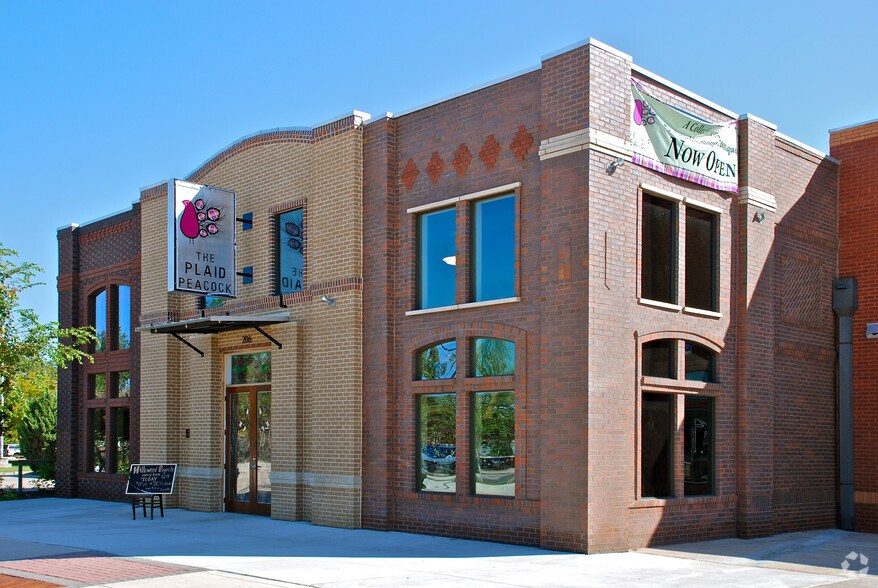 More Photos Of 206 N Oak St, Roanoke Restaurant For Sale