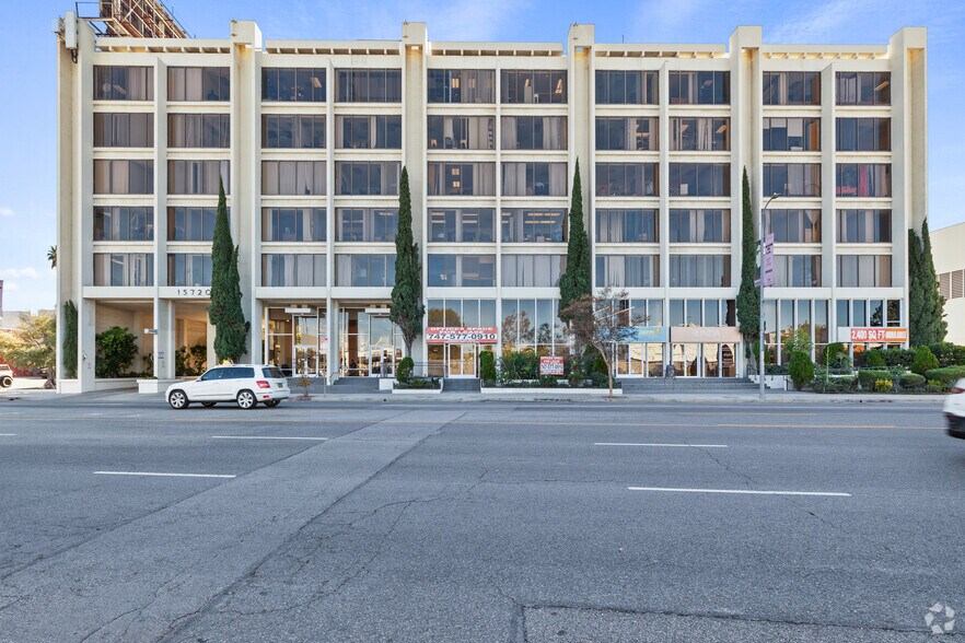 More Photos Of 15720 Ventura Blvd, Encino Office For Lease