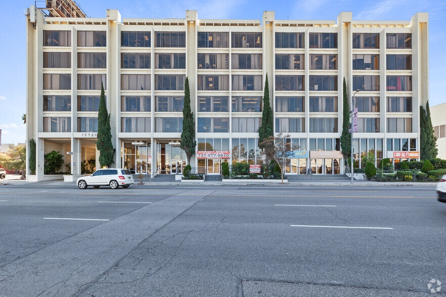 More Photos Of 15720 Ventura Blvd, Encino Office For Lease