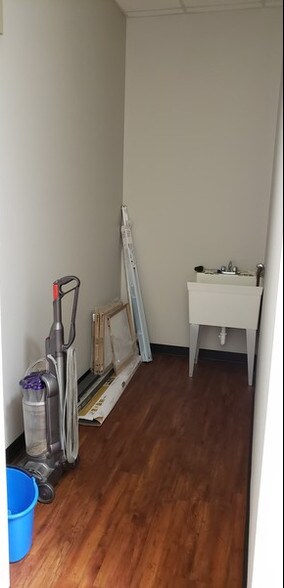 More Photos Of 5146 N 23rd St, Ozark Warehouse For Lease