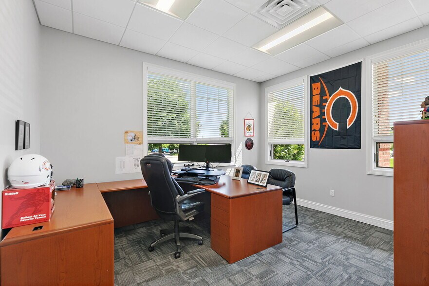 More Photos Of 220 Garden St, Yorkville Office For Sale