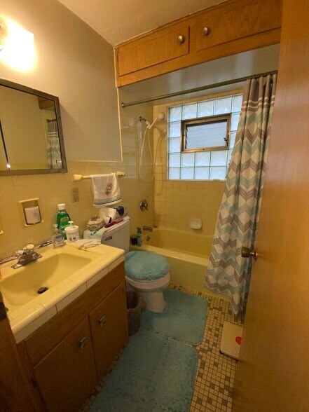 More Photos Of 7009 W Tripoli Ave, Milwaukee Apartments For Sale