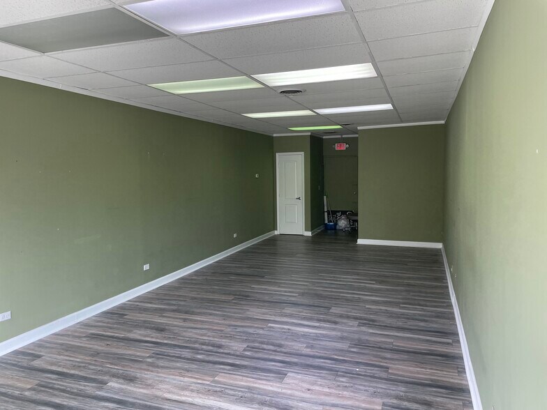 More Photos Of 1005-1015 S Arlington Heights Rd, Arlington Heights General Retail For Lease