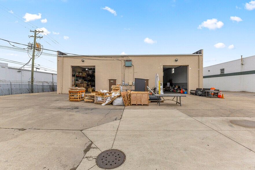 More Photos Of 32639-32645 Industrial Rd, Garden City Warehouse For Sale