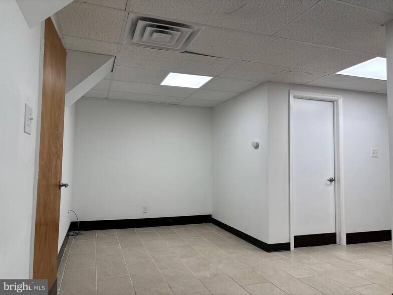 More Photos Of 801-819 Creek Rd, Bellmawr Unknown For Lease