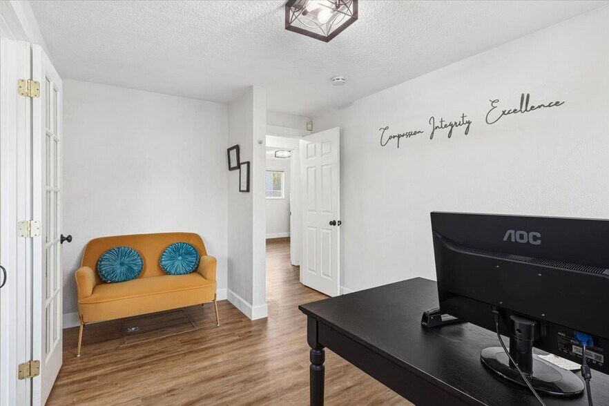 More Photos Of 2115 E 27th St, Vancouver Office For Sale