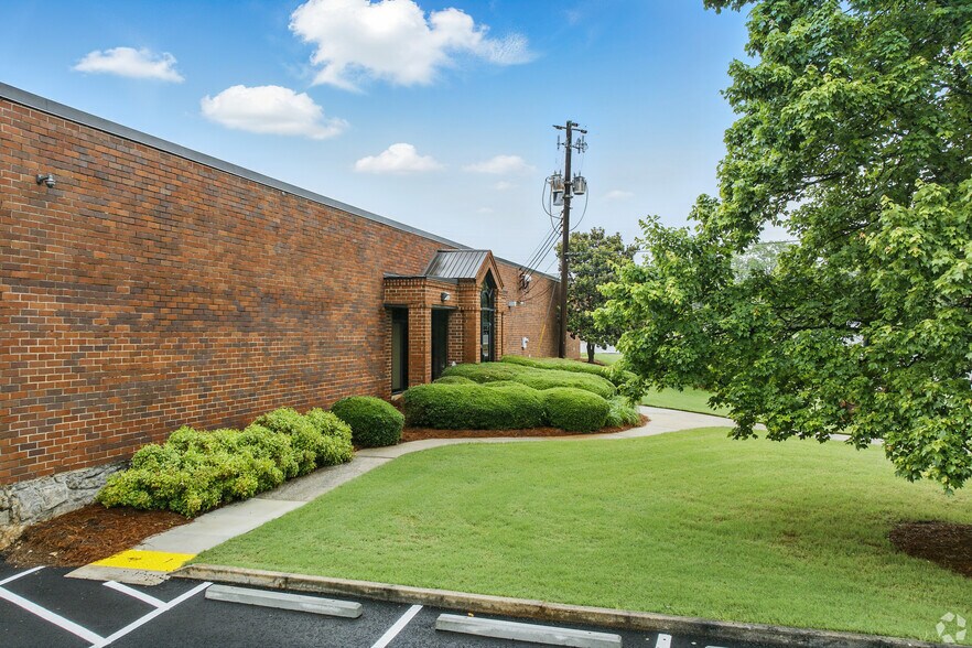 More Photos Of 1532 Stone Ridge Dr, Stone Mountain Warehouse For Lease