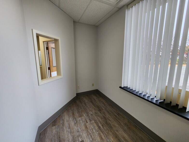 More Photos Of 212 E Manlius St, East Syracuse Freestanding For Lease