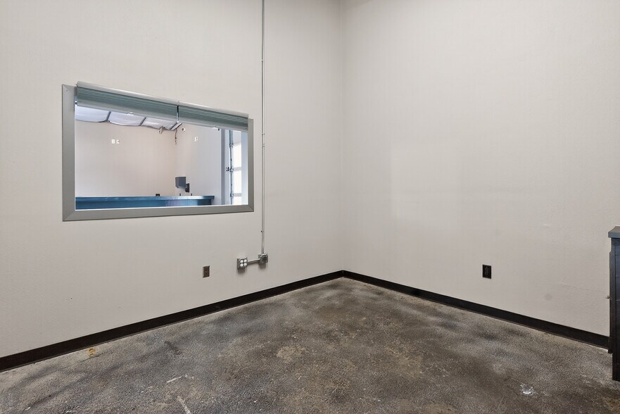 More Photos Of 2795 SW Wilshire Blvd, Burleson Flex For Lease