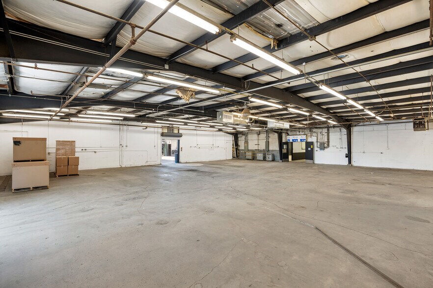 More Photos Of 1570 W Mission Blvd, Pomona Manufacturing For Lease