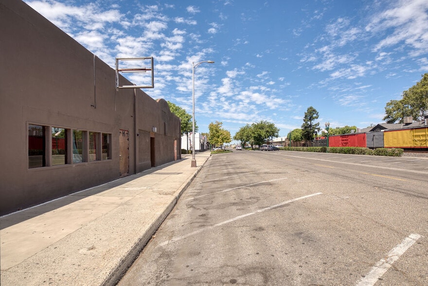 More Photos Of 132 S 1st St, Turlock Storefront For Sale