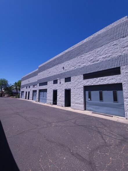 More Photos Of 7652 E Greenway Rd, Scottsdale Warehouse For Lease