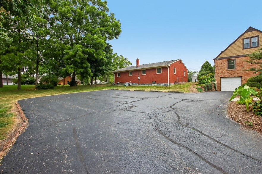 More Photos Of 399 W Main St, Greenwood Office For Sale