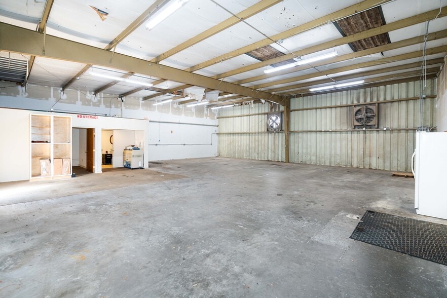 More Photos Of 440 Roberts Rd, Oldsmar Warehouse For Lease
