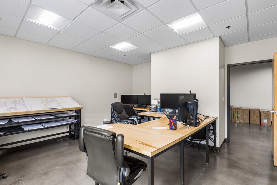 More Photos Of 1215 W 12th St, Kansas City Flex For Lease