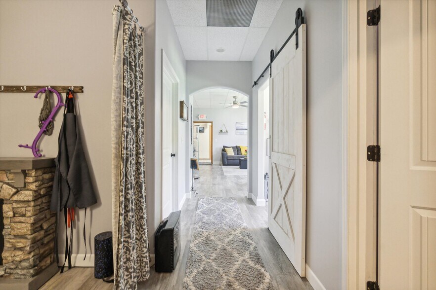 More Photos Of 701 E State St, Saint Johns Office For Sale