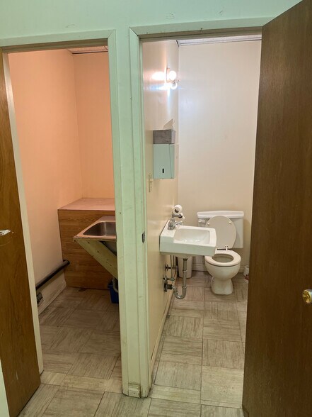 More Photos Of 12046 Fort Rd NW, Edmonton Apartments For Lease