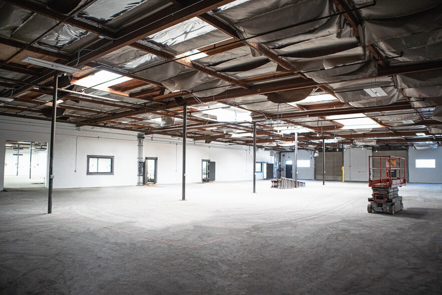 More Photos Of 13340 Raymer St, North Hollywood Manufacturing For Sale