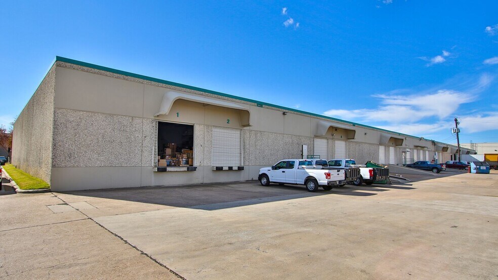 More Photos Of 4444-4464 W 12th St, Houston Unknown For Lease