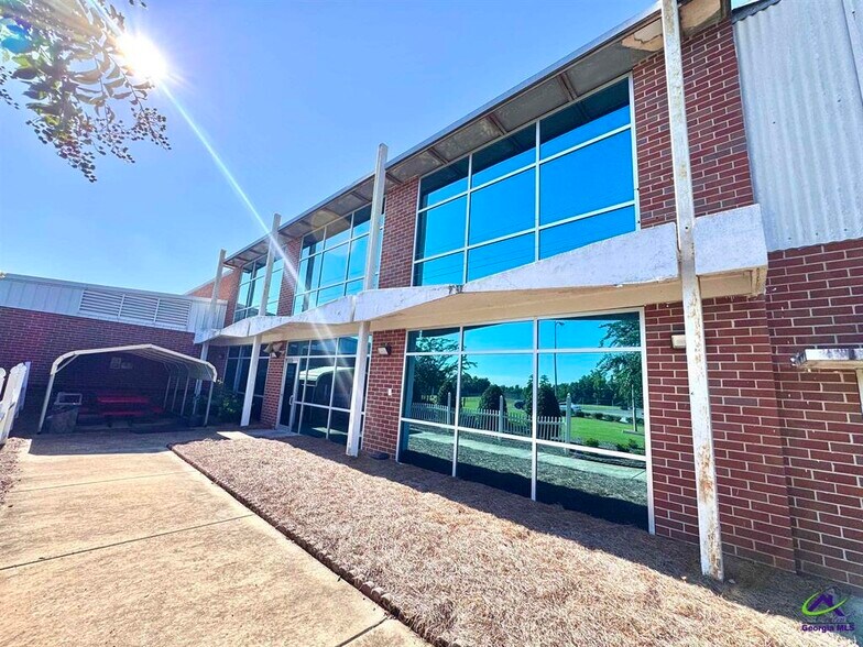 More Photos Of 801 Valley Dr, Perry Distribution For Lease
