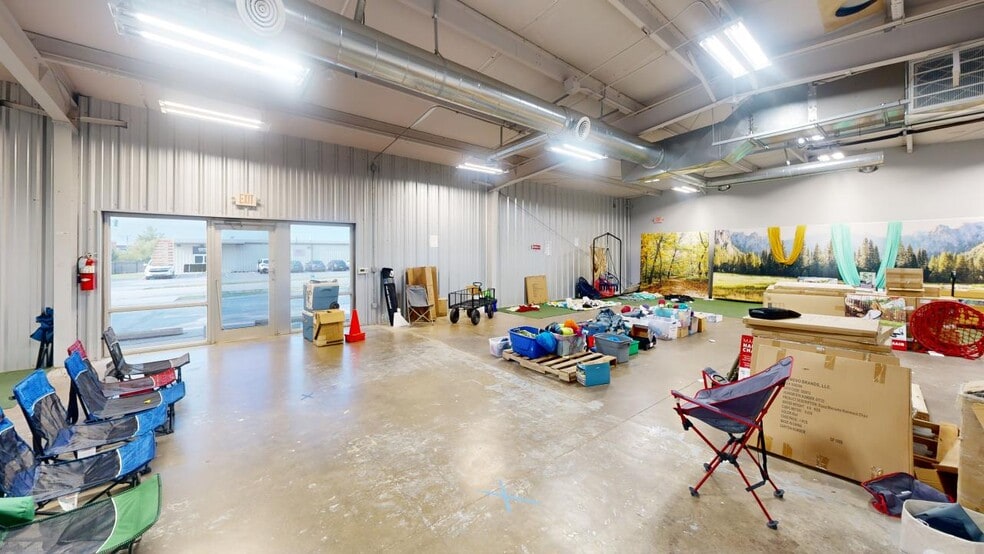 More Photos Of 908 SE 21st St, Bentonville Showroom For Lease