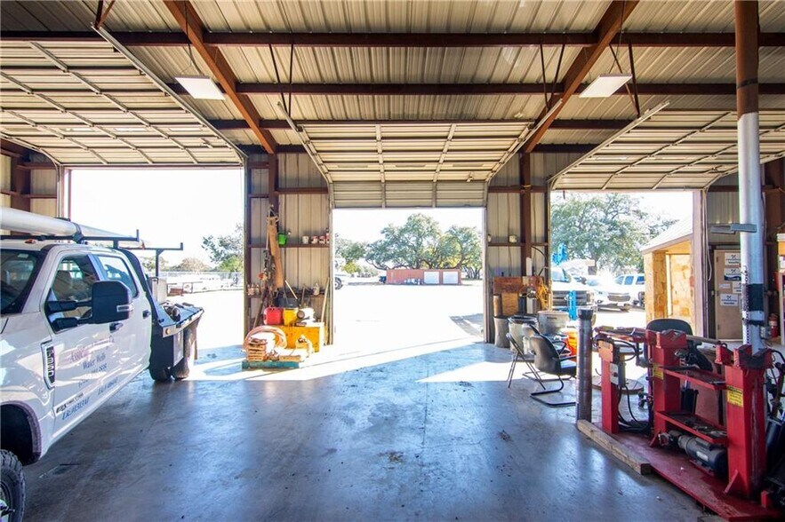 More Photos Of 500 Southland Dr, Burnet Flex For Lease