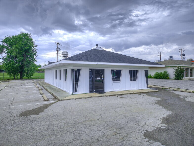 Primary Photo Of 741 NW 12th St, Moore Restaurant For Lease