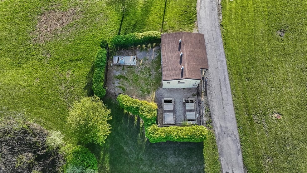 More Photos Of 2835 Mountain View Dr, Bath Office For Sale
