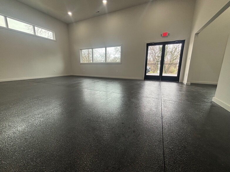 More Photos Of 136 Shivel Dr, Hendersonville Flex For Sale