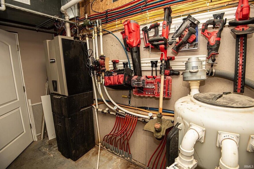 More Photos Of 433 S Hickory Corner Rd, Vincennes Veterinarian Kennel For Sale