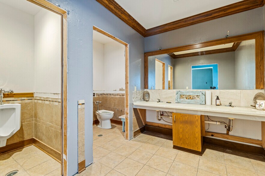 More Photos Of 115-117 W Grand Ave, Tonkawa Storefront Retail Office For Sale