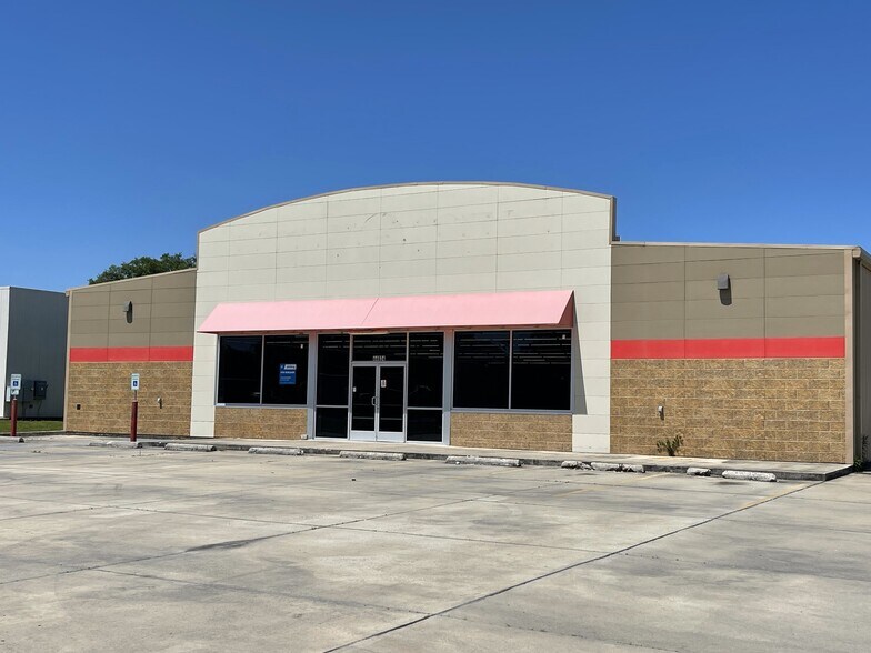 More Photos Of 44034 Highway 429, Saint Amant Freestanding For Lease