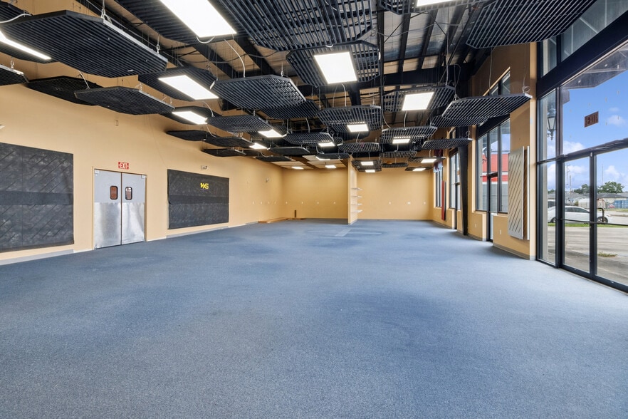 More Photos Of 8180 Earhart Blvd, New Orleans General Retail For Lease