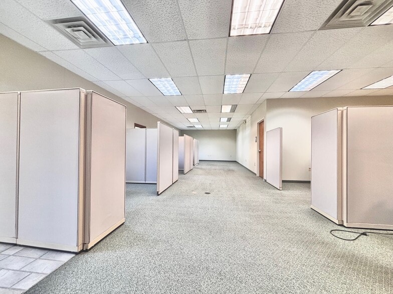 More Photos Of 27911 Clemens Rd, Westlake Office Residential For Lease