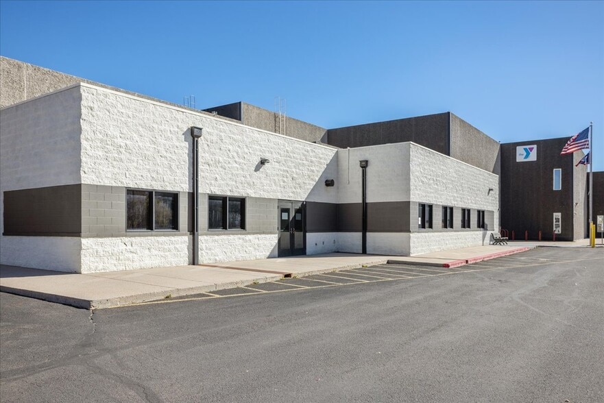 More Photos Of 1426 E Lincolnway, Cheyenne Sports And Entertainment For Sale