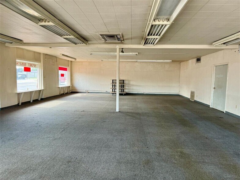 More Photos Of 412 S 4th St, Chickasha Freestanding For Sale