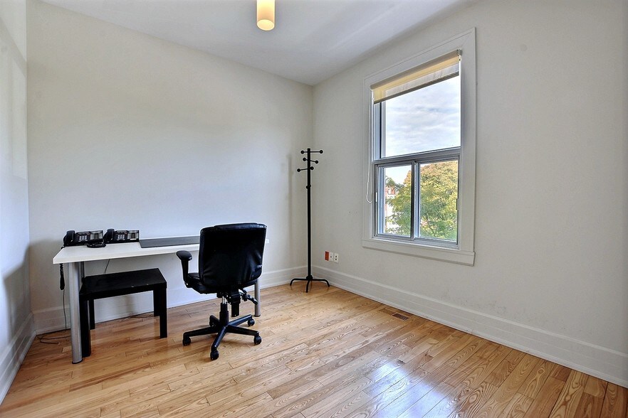 More Photos Of 510-512 Décarie Boul, Saint-Laurent Loft Creative Space For Sale