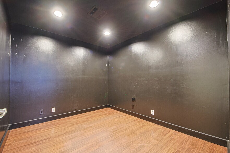 More Photos Of 10800 Ventura Blvd, Studio City Loft Creative Space For Lease