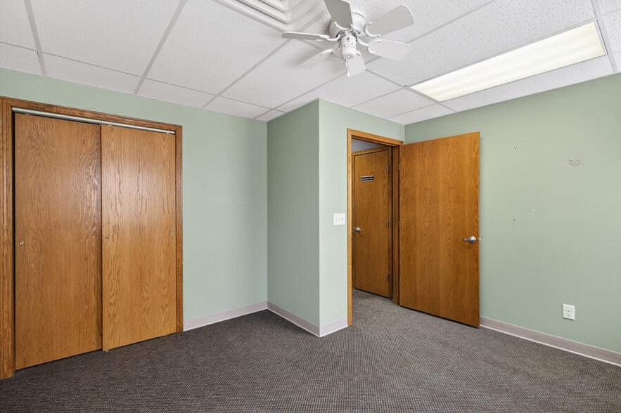 More Photos Of 133 N Glendale St, Wichita Office For Sale