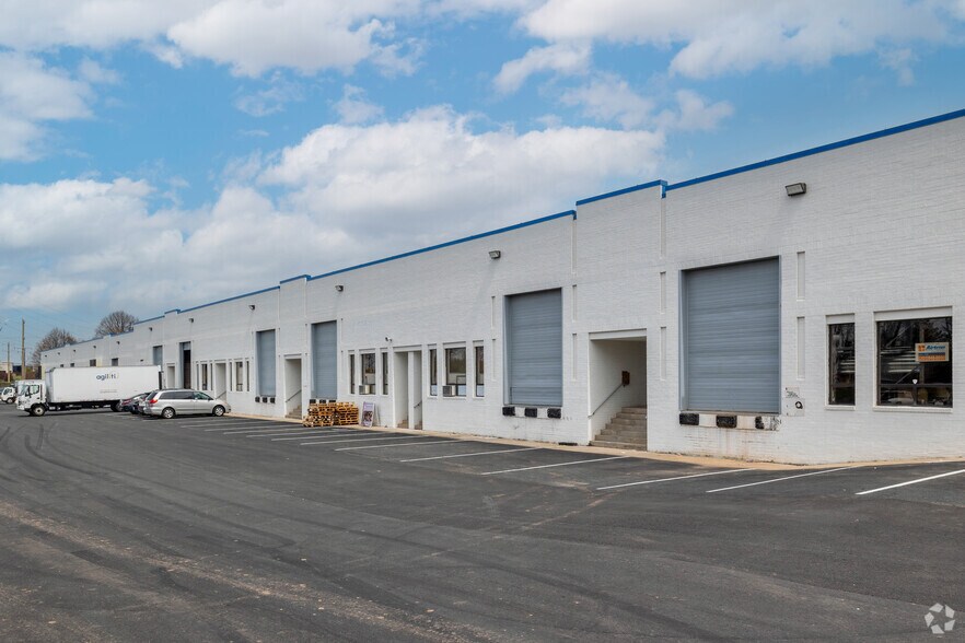 More Photos Of 14701-14707 Willard Rd, Chantilly Light Distribution For Lease
