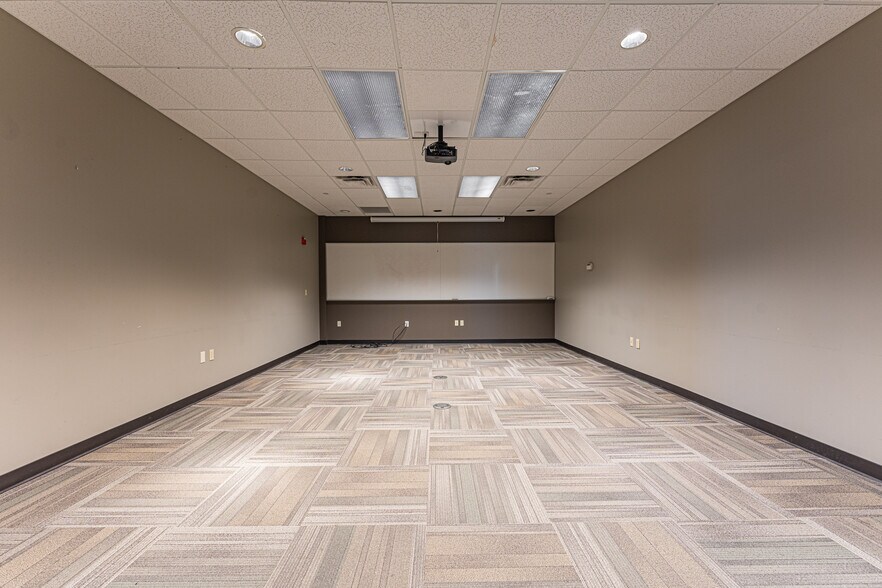 More Photos Of 3550 W Robinson St, Norman Bank For Lease