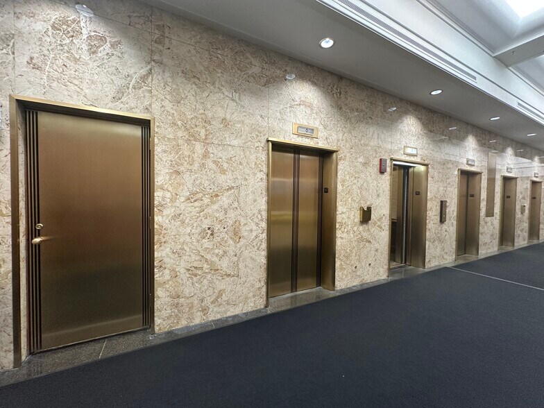 More Photos Of 111 N Wabash Ave, Chicago Office For Lease