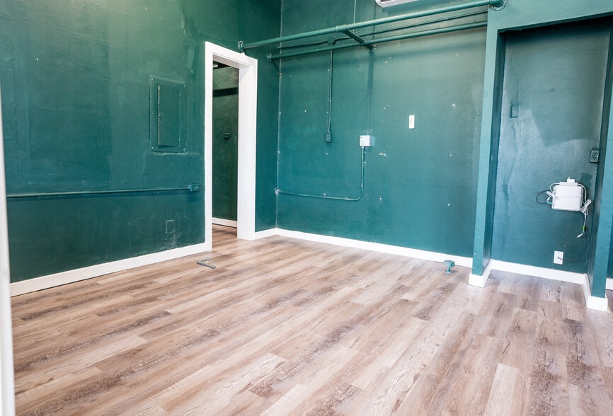 More Photos Of 1802 E Commerce St, San Antonio Auto Repair For Lease