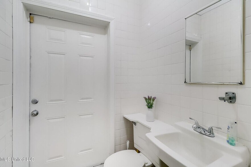 More Photos Of 507 Pass Rd, Gulfport Office For Sale