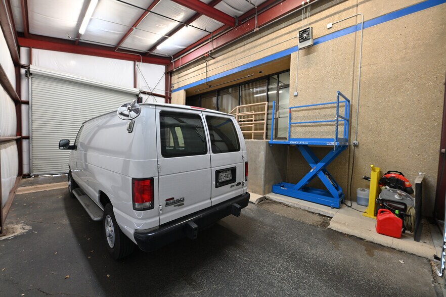 More Photos Of 13526 Nacogdoches Rd, San Antonio Flex For Lease