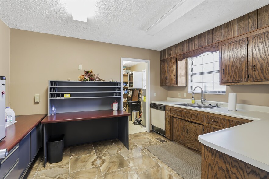 More Photos Of 7713 Oak Ridge Hwy, Knoxville Office For Sale