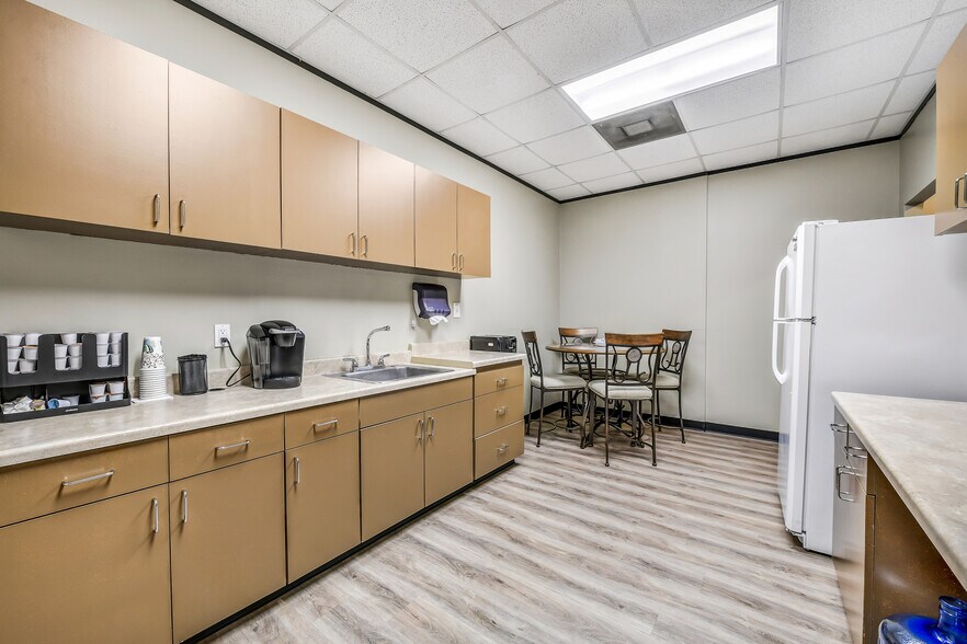 More Photos Of 2401 Parkwood Ave, Friendswood Office For Sale