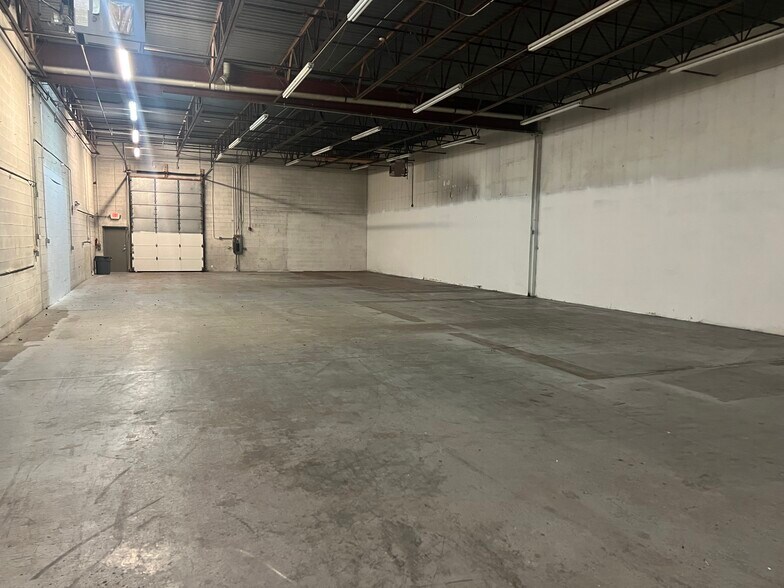 More Photos Of 1371-1375 Wilhelm Rd, Mundelein Distribution For Lease