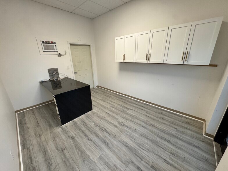 More Photos Of 877 NE 27th Ln, Cape Coral Distribution For Lease