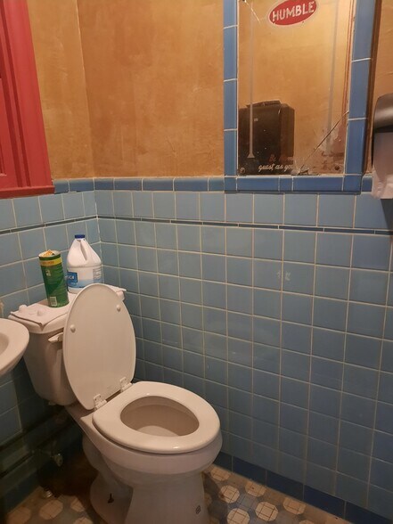 More Photos Of 1124 E Houston Ave, Crockett Freestanding For Sale